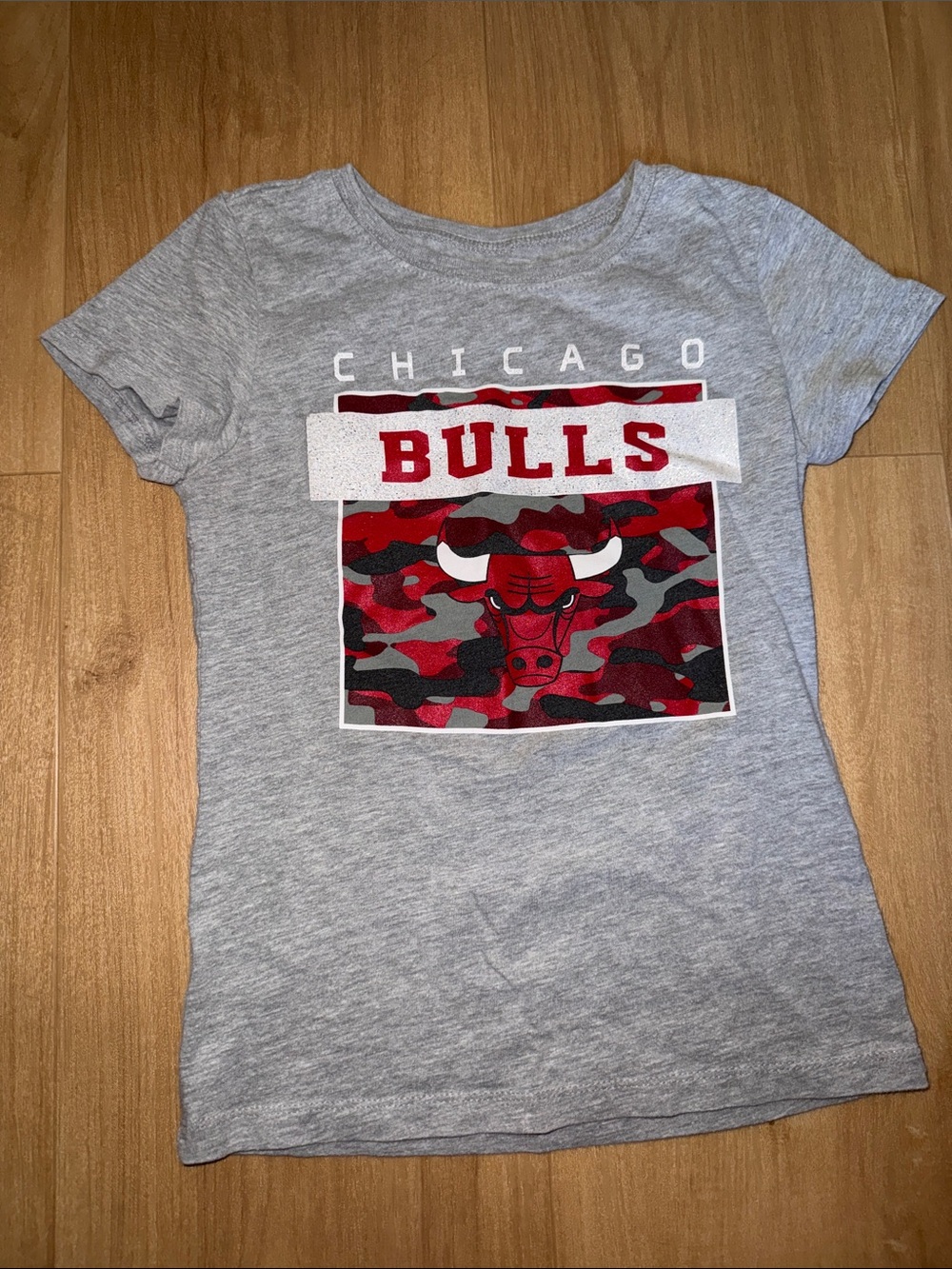 Chicago Bulls Kids Short-Sleeve Tee - Gray with Red Camo Logo